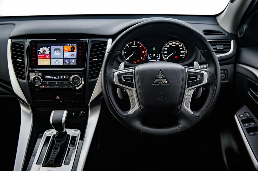 Панель приборов Mitsubishi Pajero Sport Shogun 2018 года  (ZA) (фото 6 из 27)